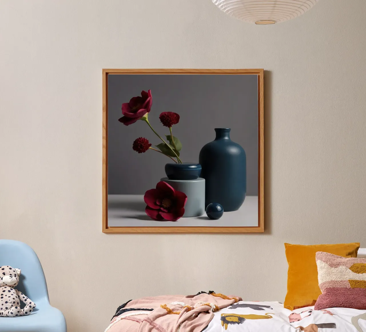 vasi blu scuro con fiori vivaci su un tavolo minimalista alluminio dibond da DesignDoodle
