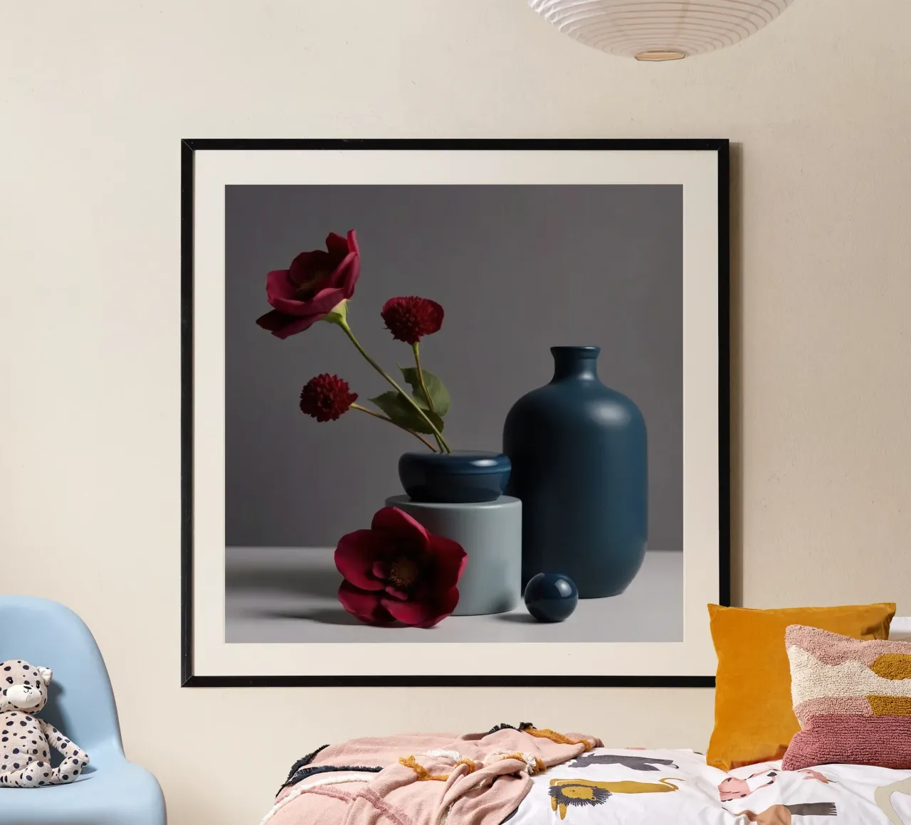 vases bleu foncé avec des fleurs vibrantes sur une table minimaliste hahnemühle de DesignDoodle