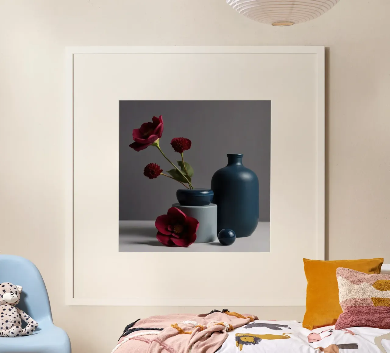 vases bleu foncé avec des fleurs vibrantes sur une table minimaliste hahnemühle de DesignDoodle