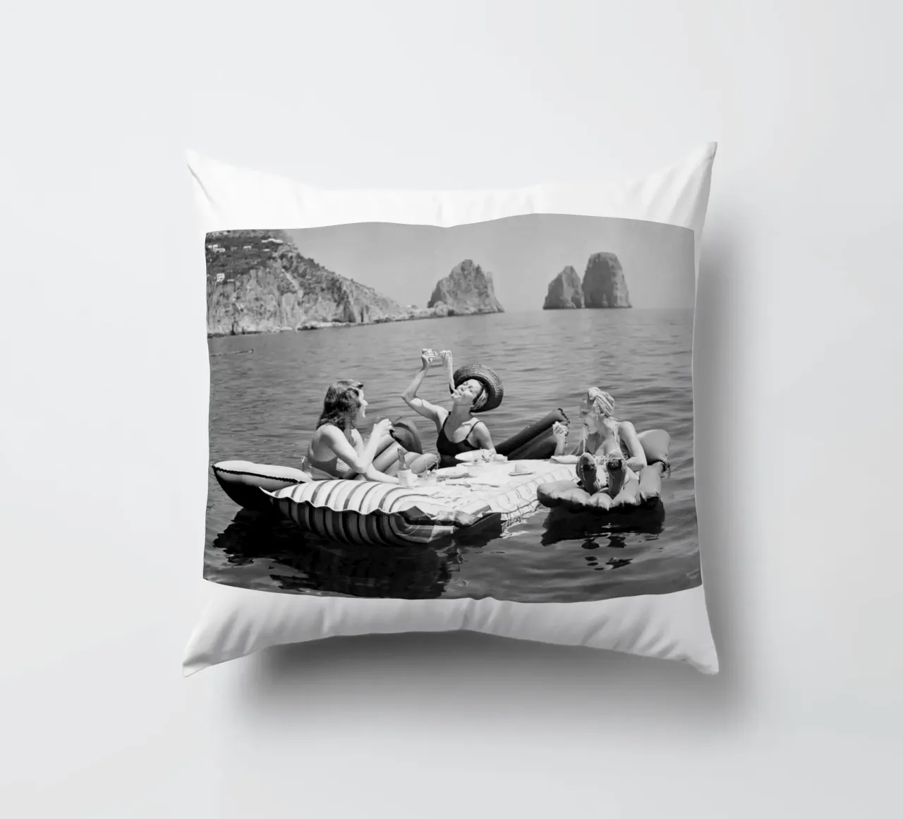 Mangiare spaghetti sull'acqua cuscino da Black And White