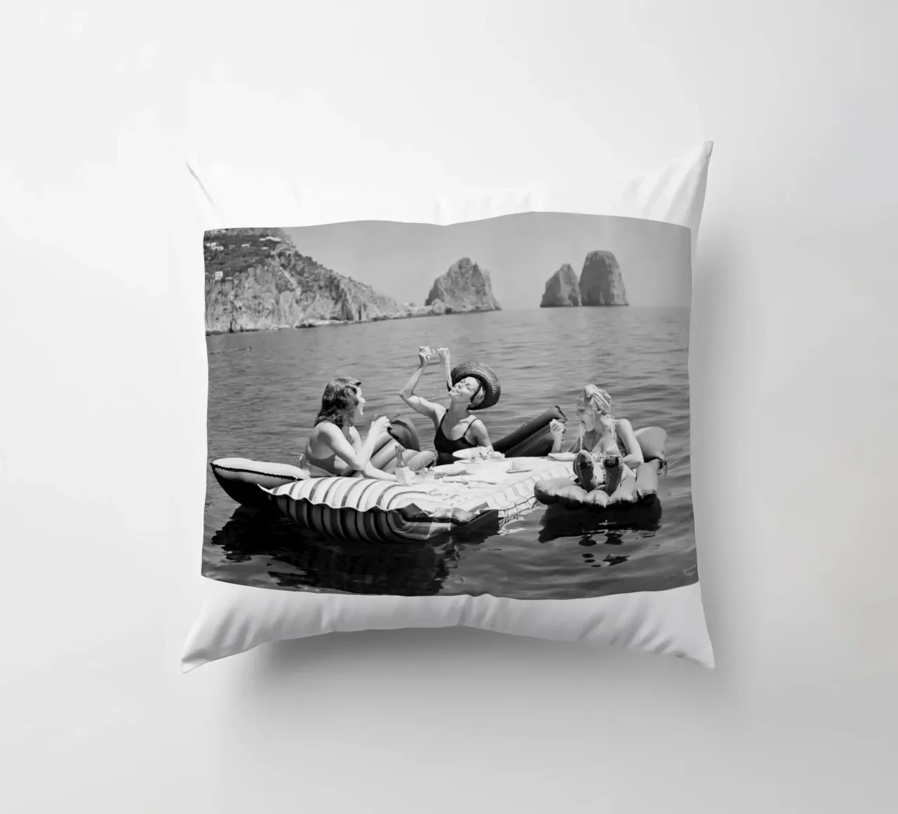 Mangiare spaghetti sull'acqua cuscino da Black And White