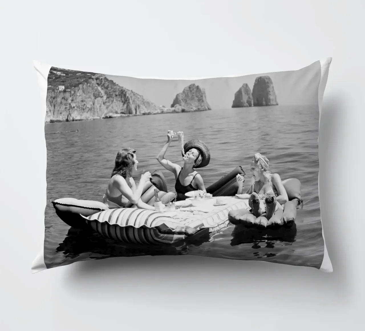 Mangiare spaghetti sull'acqua cuscino da Black And White