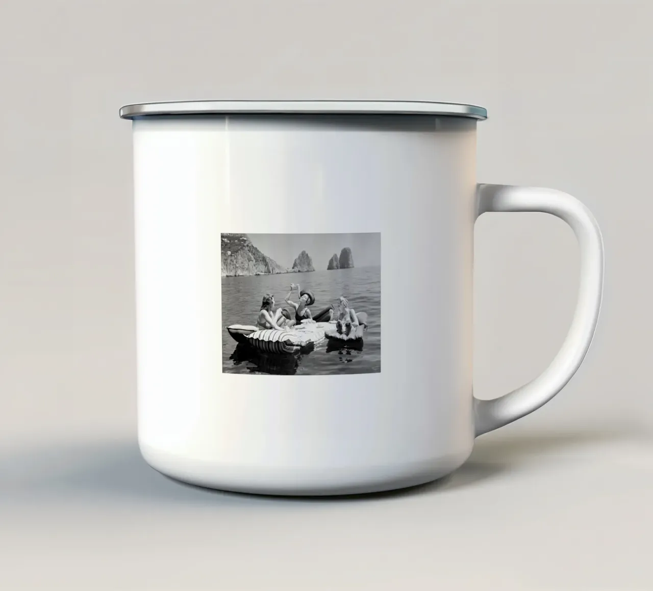 Mangiare spaghetti sull'acqua tazza in smalto da Black And White