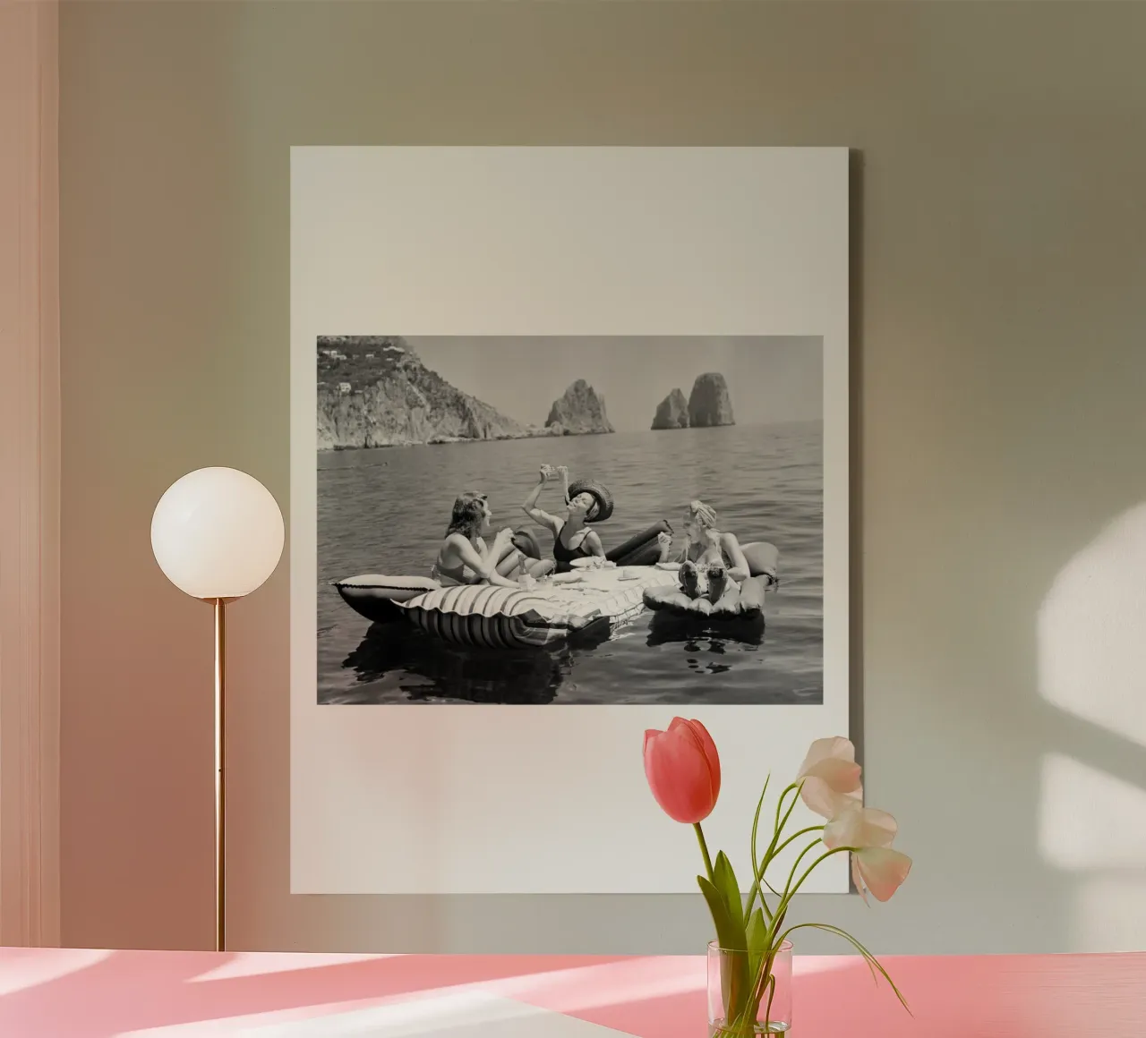 Mangiare spaghetti sull'acqua tela con Cornice a cassetta da Black And White
