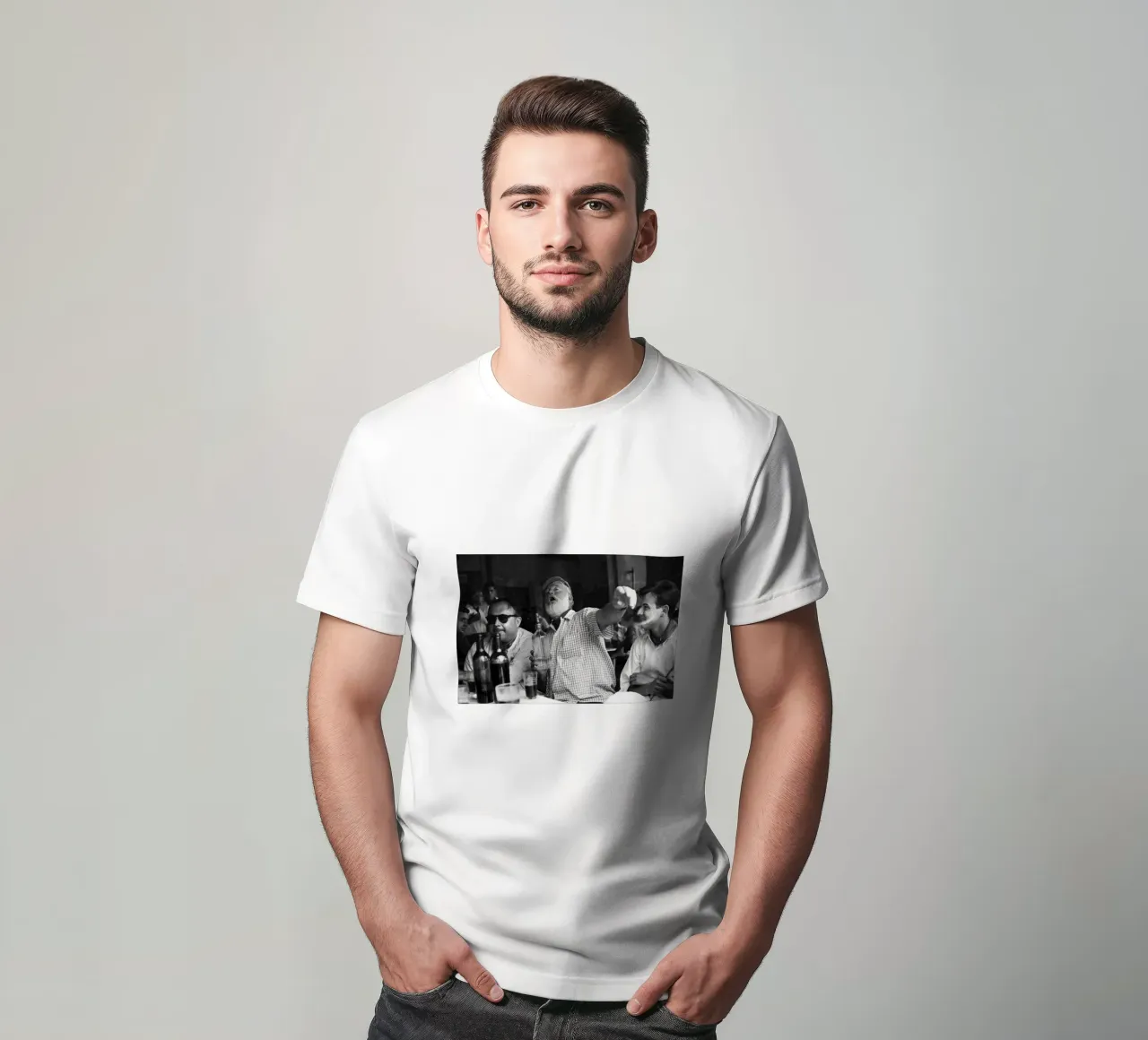 Ernest Hemingway beve con gli amici in un bar dell'Avana t-shirt da Black And White