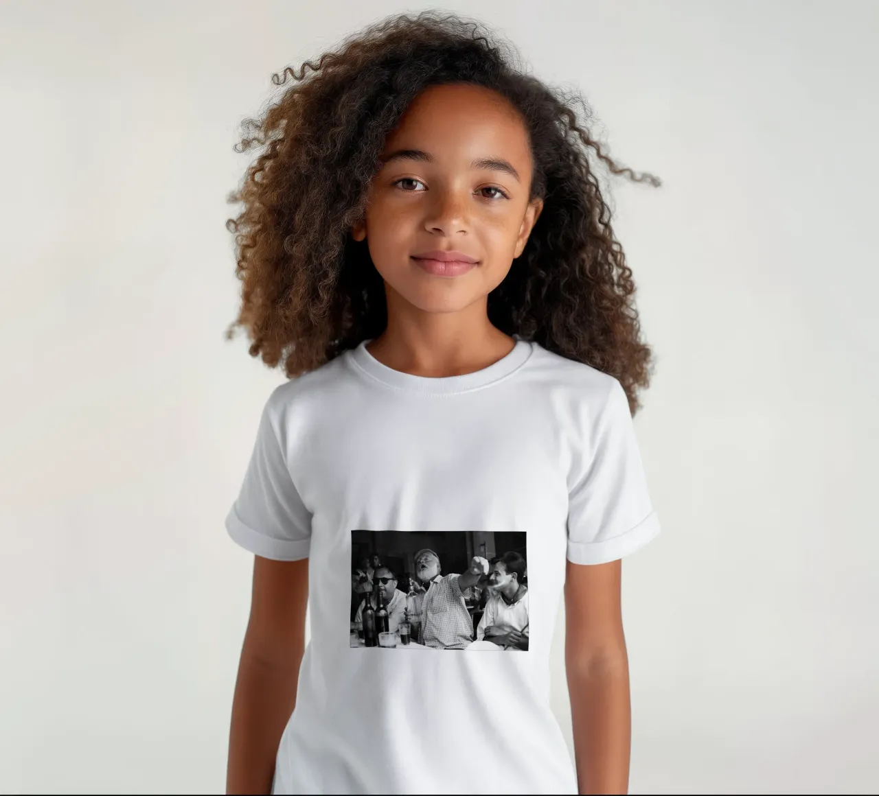 Ernest Hemingway beve con gli amici in un bar dell'Avana t-shirt bambini da Black And White
