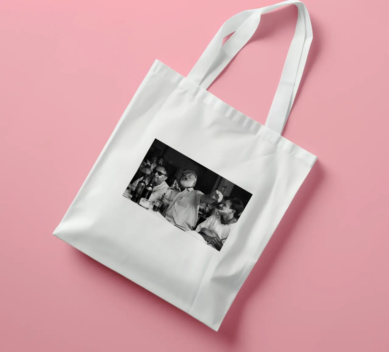 Ernest Hemingway beve con gli amici in un bar dell'Avana borsa in juta da Black And White
