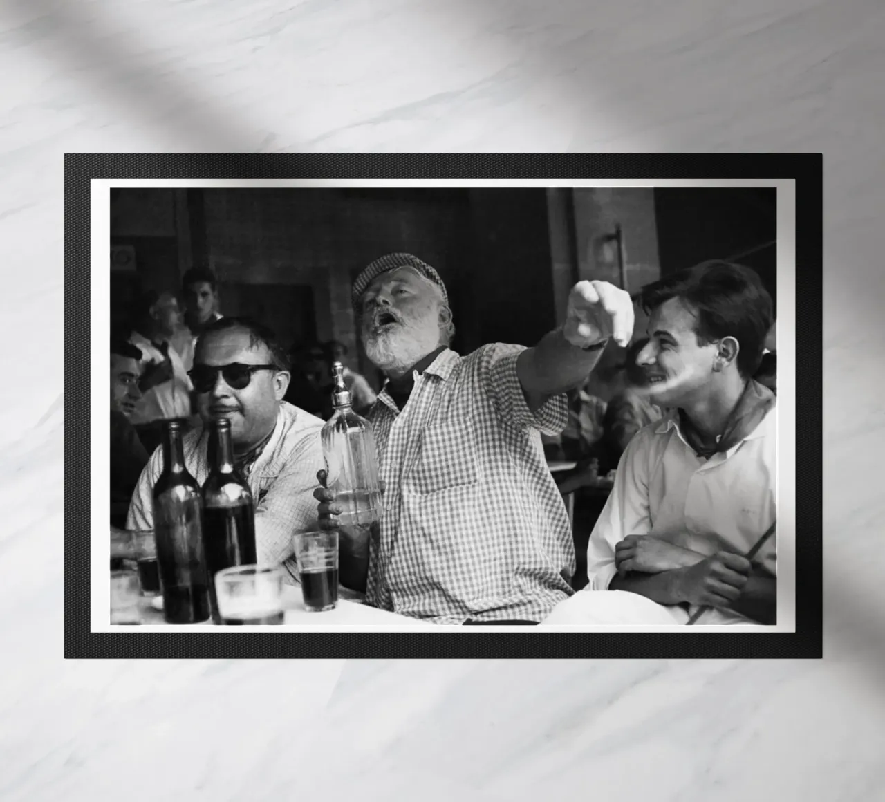 Ernest Hemingway beve con gli amici in un bar dell'Avana zerbino da Black And White