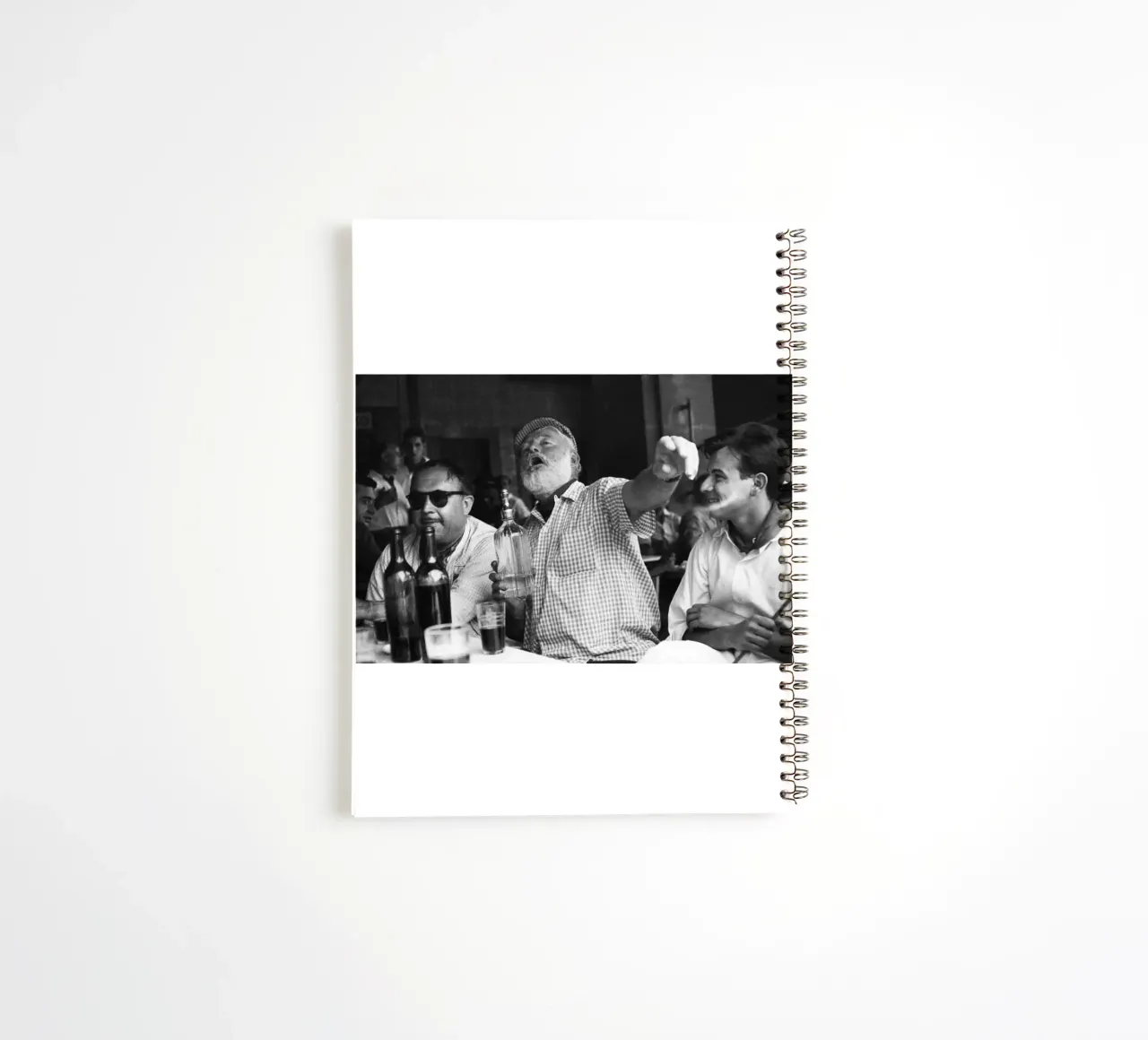 Ernest Hemingway beve con gli amici in un bar dell'Avana diario ad anelli da Black And White