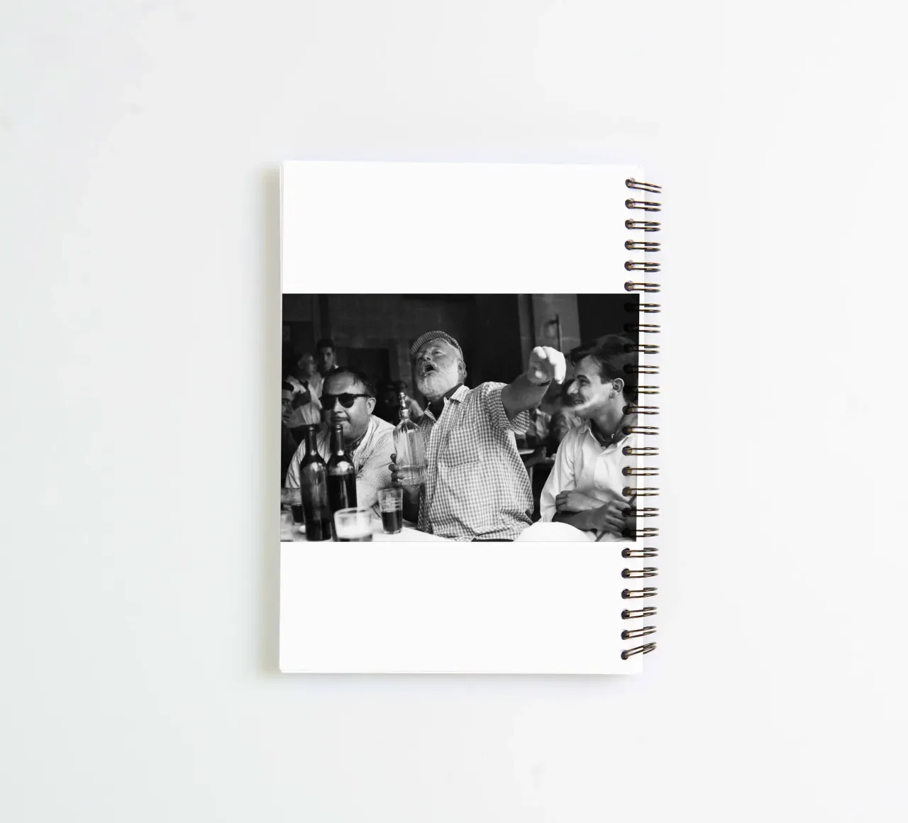 Ernest Hemingway beve con gli amici in un bar dell'Avana diario ad anelli da Black And White
