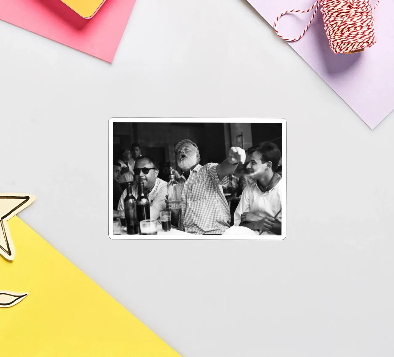 Ernest Hemingway beve con gli amici in un bar dell'Avana adesivo da Black And White