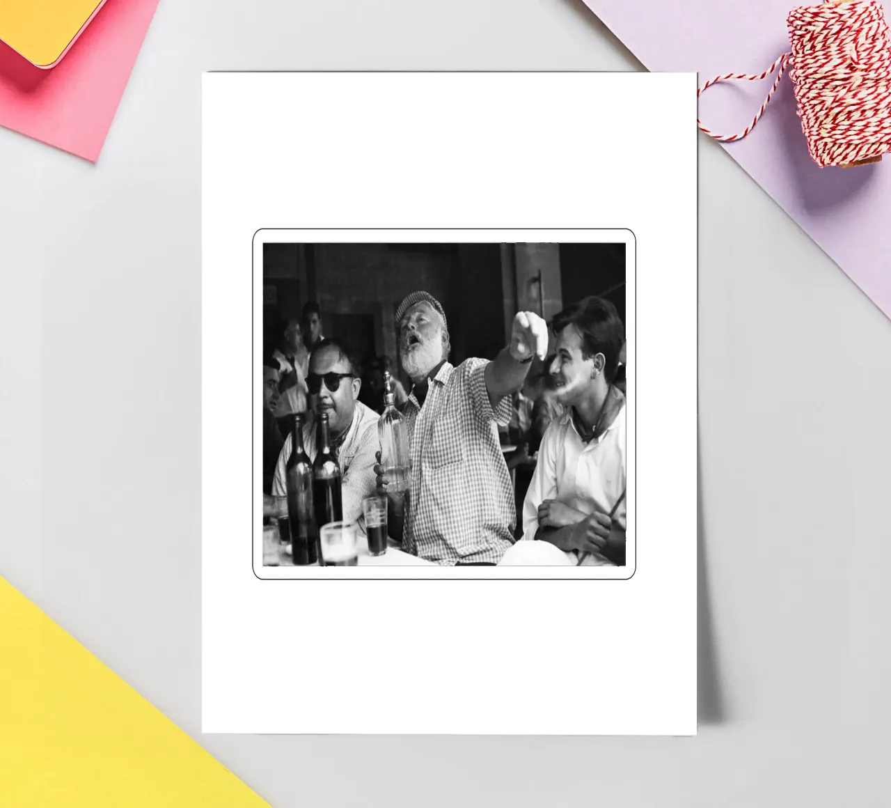Ernest Hemingway beve con gli amici in un bar dell'Avana foglio adesivo da Black And White