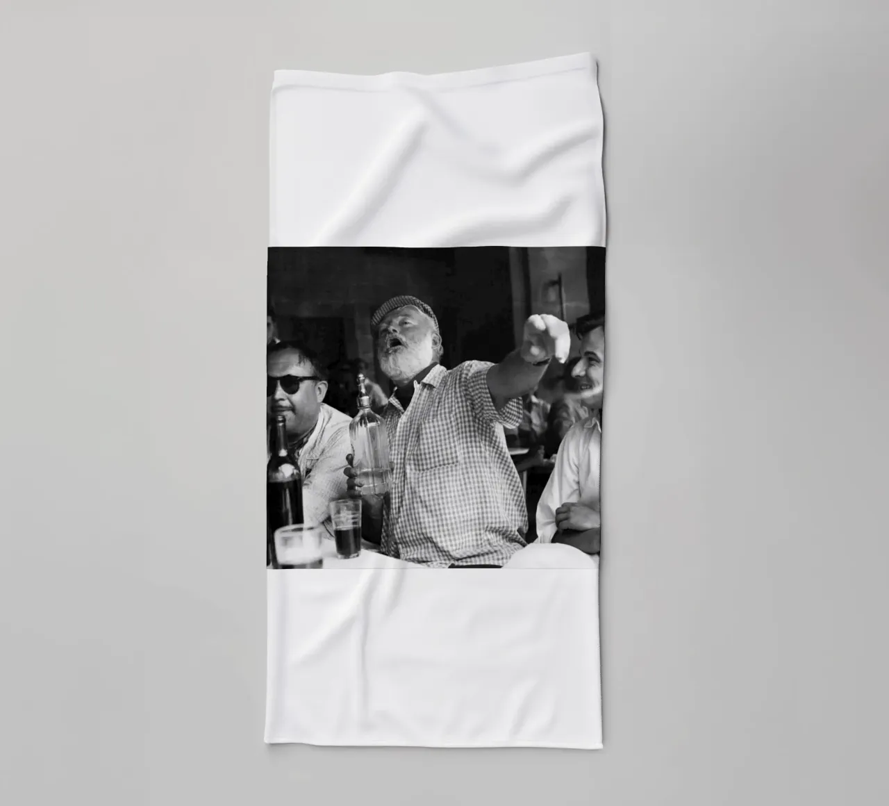 Ernest Hemingway beve con gli amici in un bar dell'Avana asciugamano da bagno da Black And White