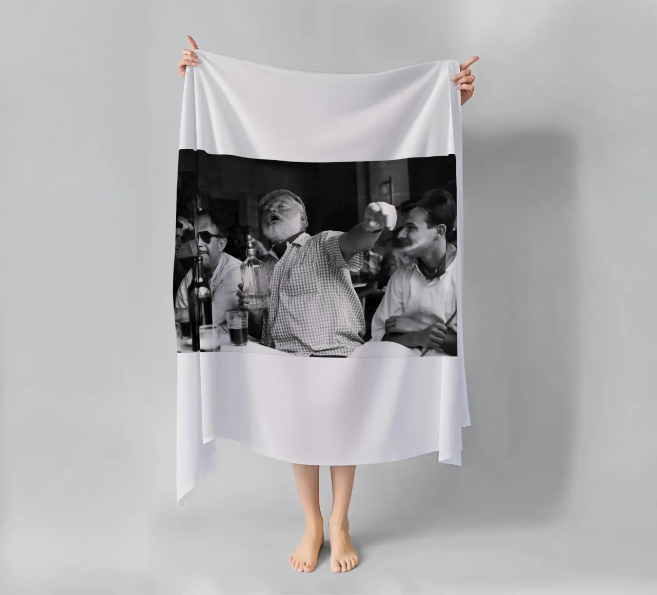 Ernest Hemingway beve con gli amici in un bar dell'Avana telo mare da Black And White