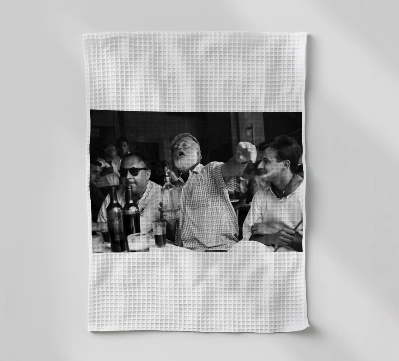 Ernest Hemingway beve con gli amici in un bar dell'Avana canovaccio da cucina da Black And White