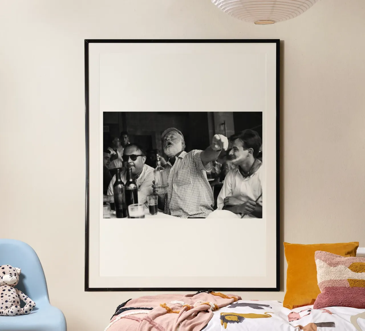 Ernest Hemingway buvant avec des amis dans un bar de La Havane poster avec cadre en plastique de Black And White