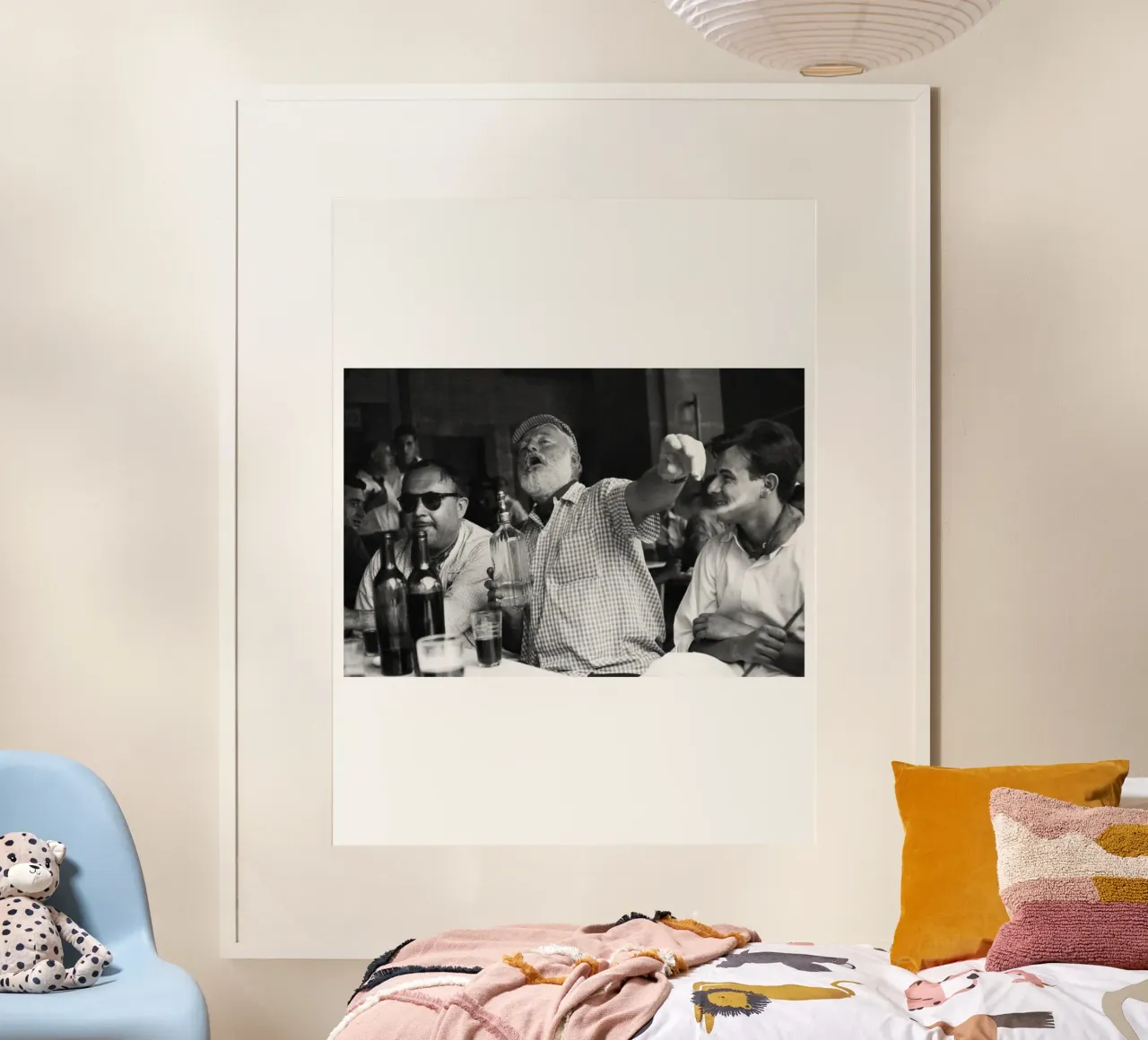 Ernest Hemingway buvant avec des amis dans un bar de La Havane poster avec cadre en plastique de Black And White