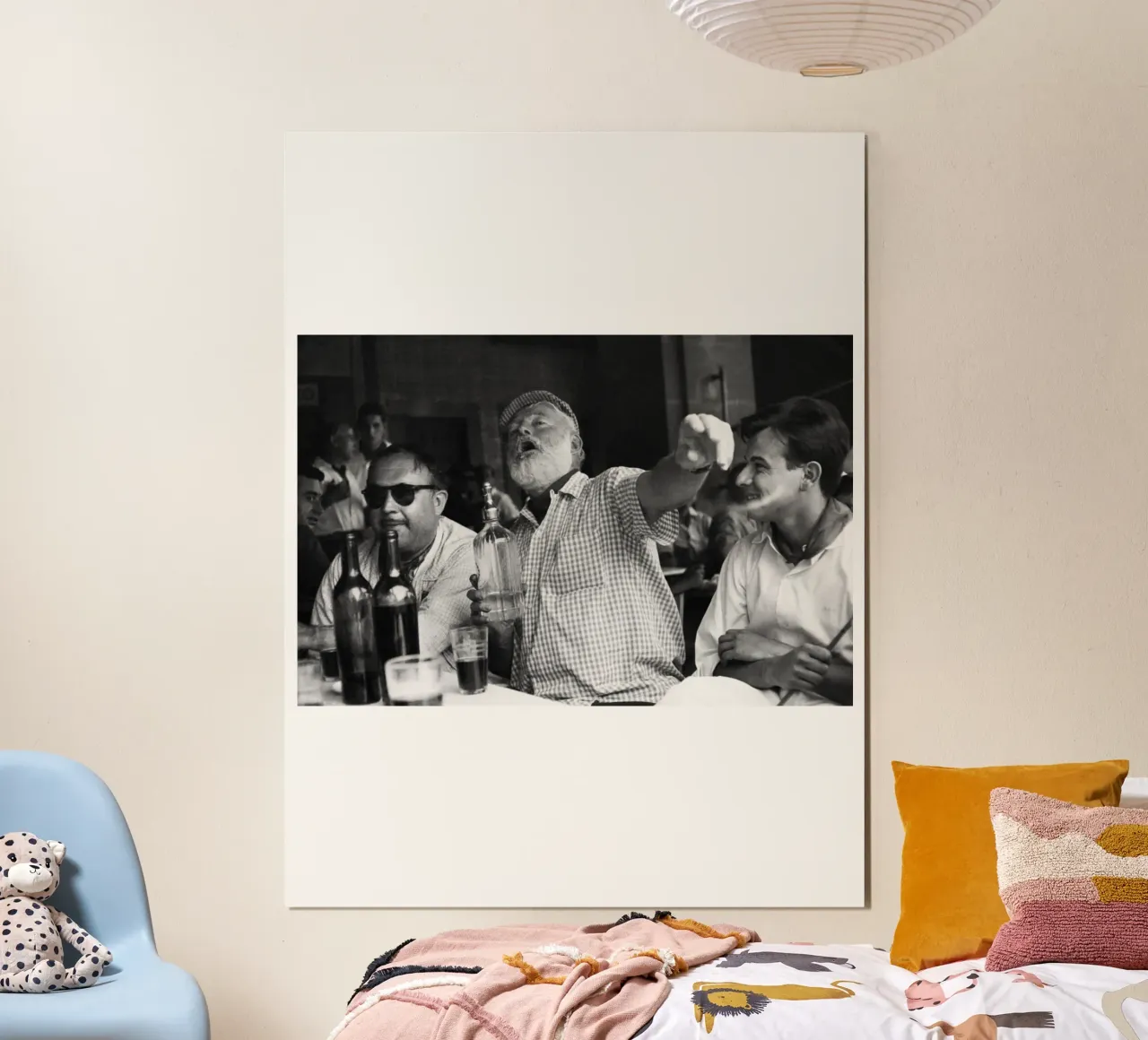 Ernest Hemingway buvant avec des amis dans un bar de La Havane poster avec cadre en plastique de Black And White