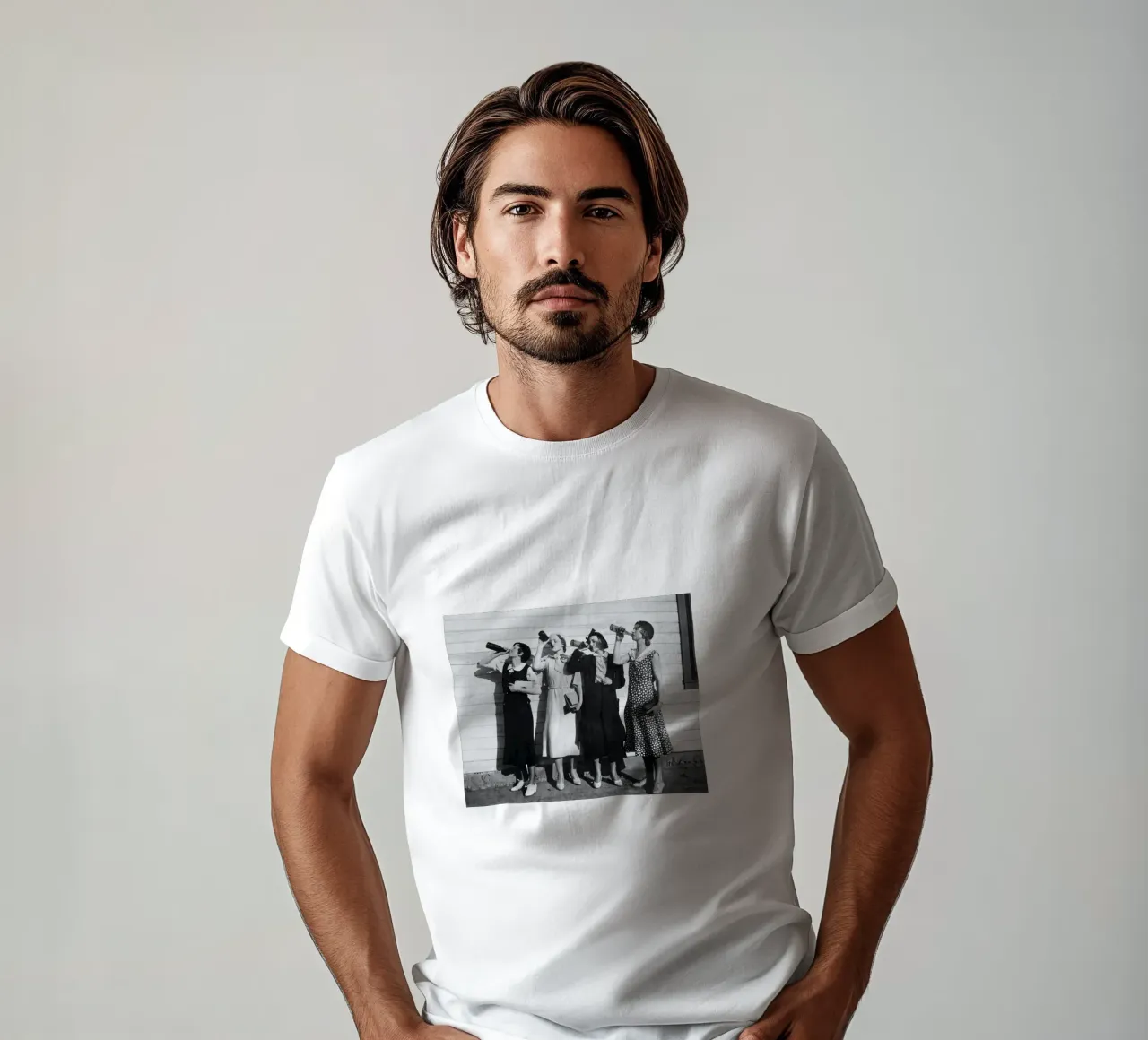 Ragazze Flapper che bevono nei ruggenti anni Venti t-shirt da Black And White