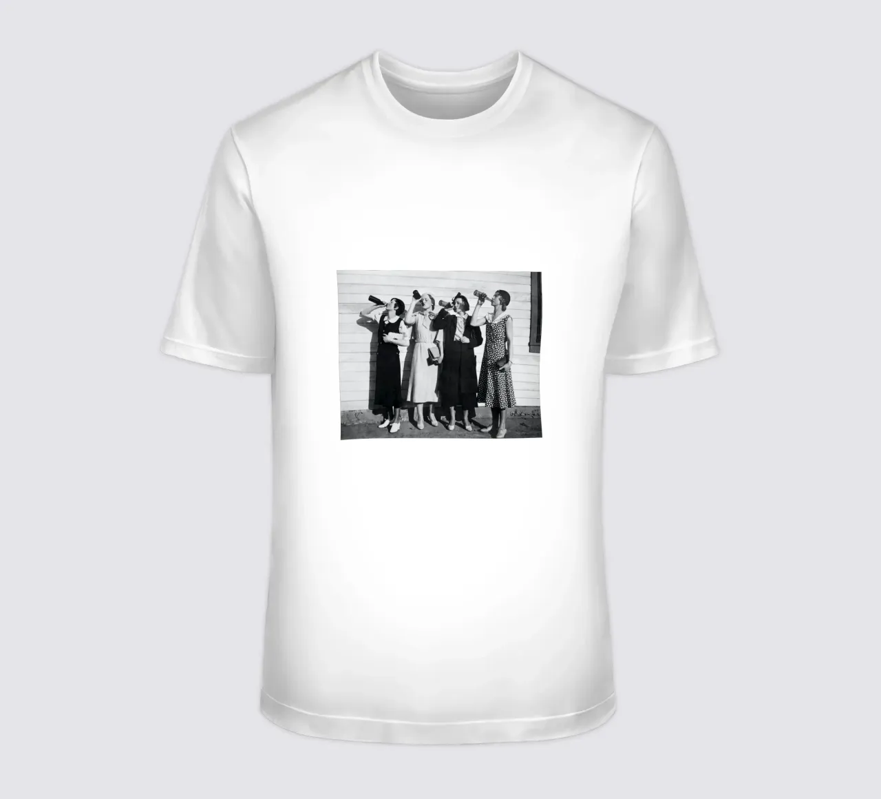Ragazze Flapper che bevono nei ruggenti anni Venti t-shirt da Black And White