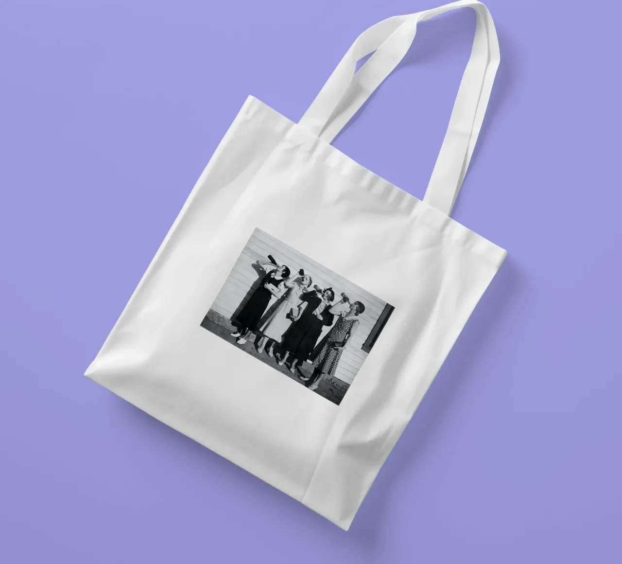 Ragazze Flapper che bevono nei ruggenti anni Venti borsa in juta da Black And White