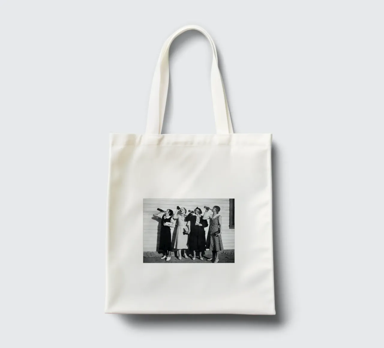 Ragazze Flapper che bevono nei ruggenti anni Venti borsa in juta da Black And White