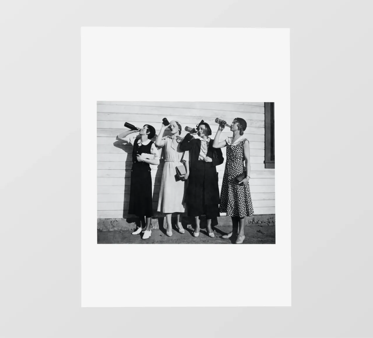 Ragazze Flapper che bevono nei ruggenti anni Venti pellicola backlit da Black And White