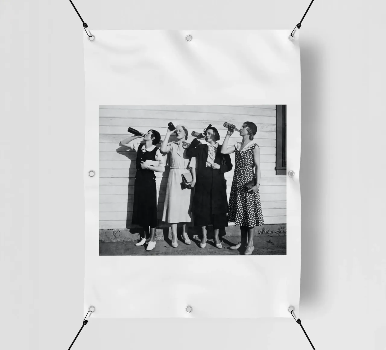 Ragazze Flapper che bevono nei ruggenti anni Venti telo in pvc da Black And White