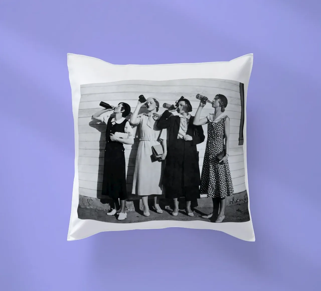 Ragazze Flapper che bevono nei ruggenti anni Venti cuscino da Black And White