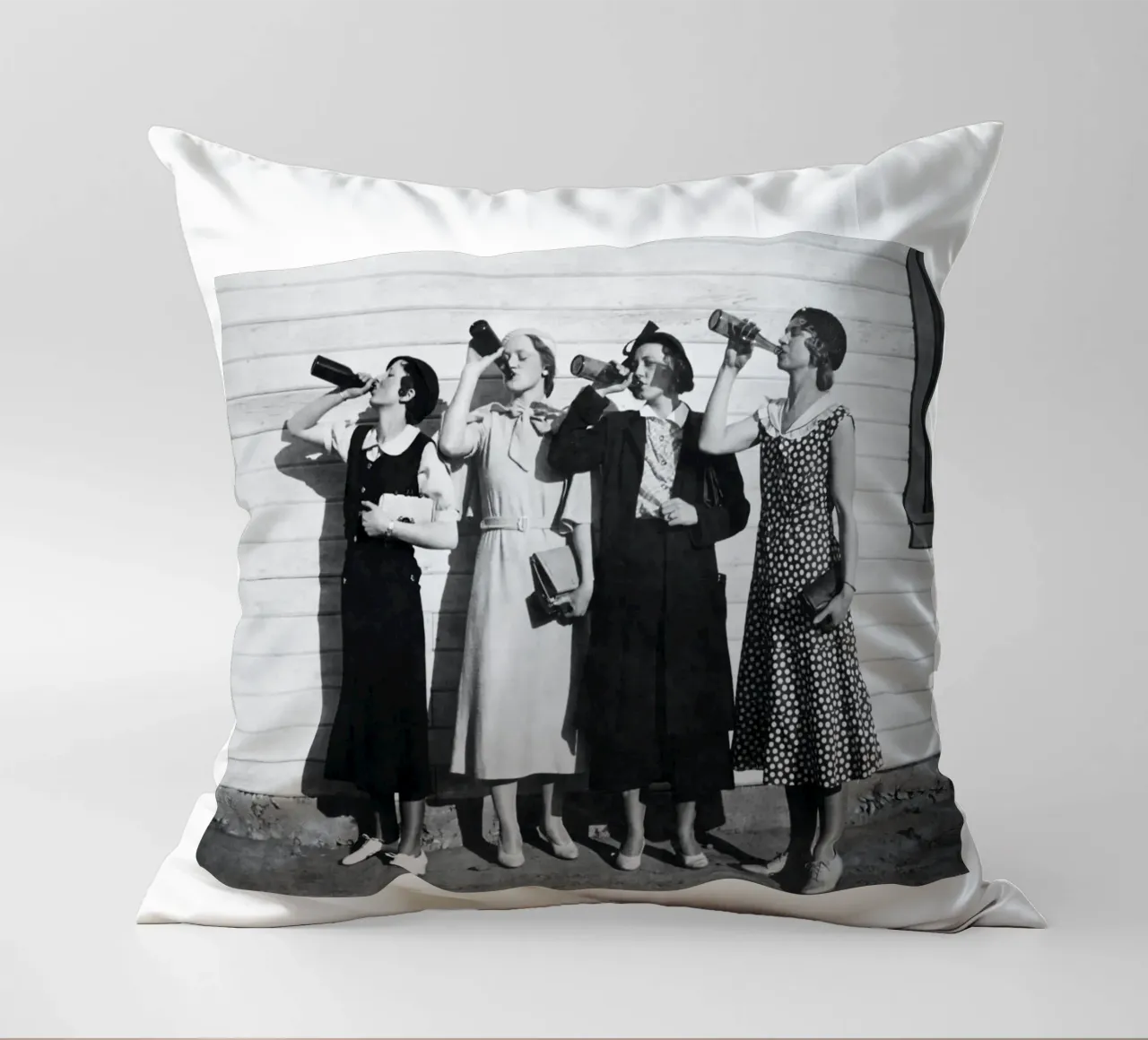 Ragazze Flapper che bevono nei ruggenti anni Venti cuscino da Black And White