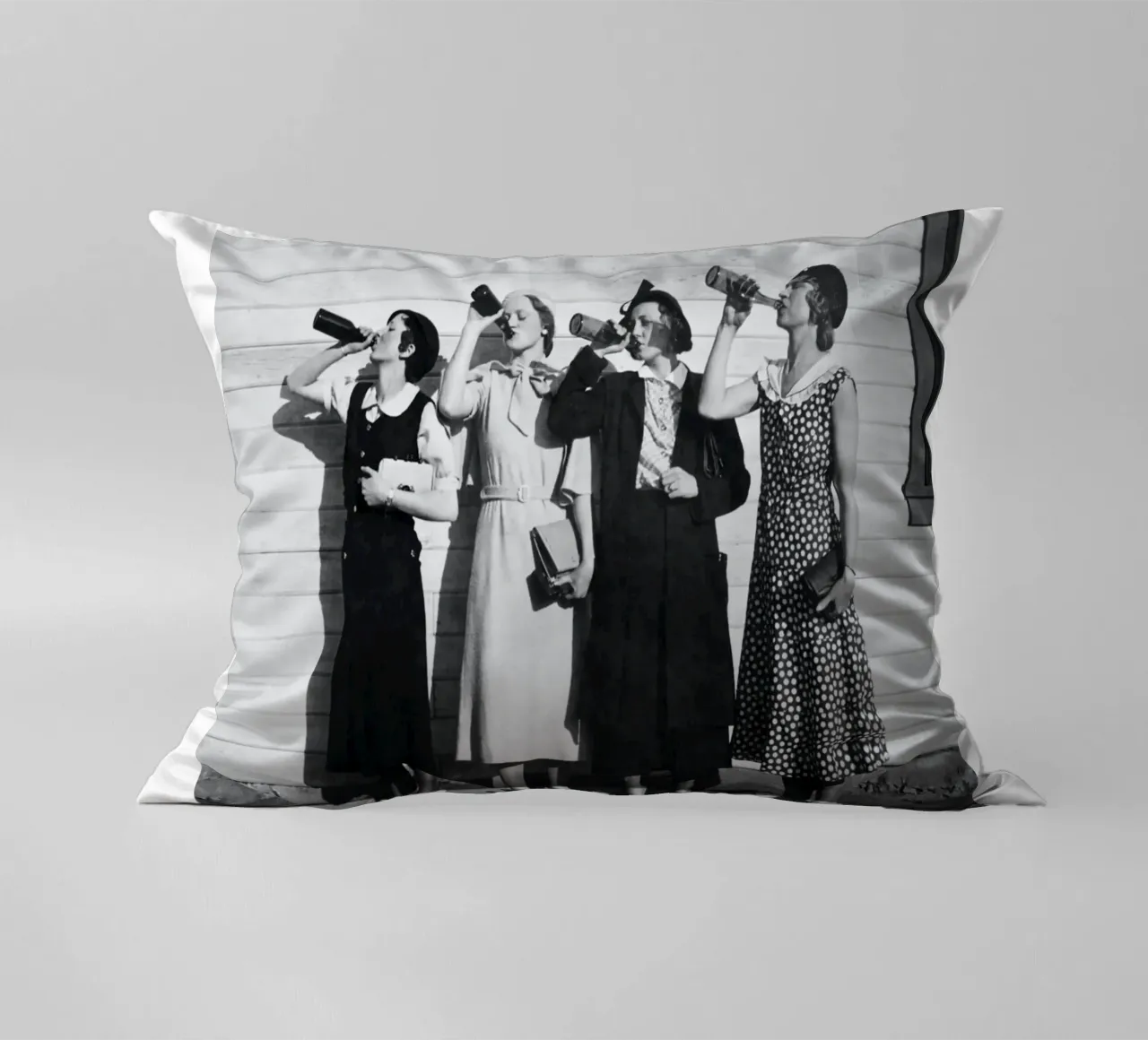 Ragazze Flapper che bevono nei ruggenti anni Venti cuscino da Black And White