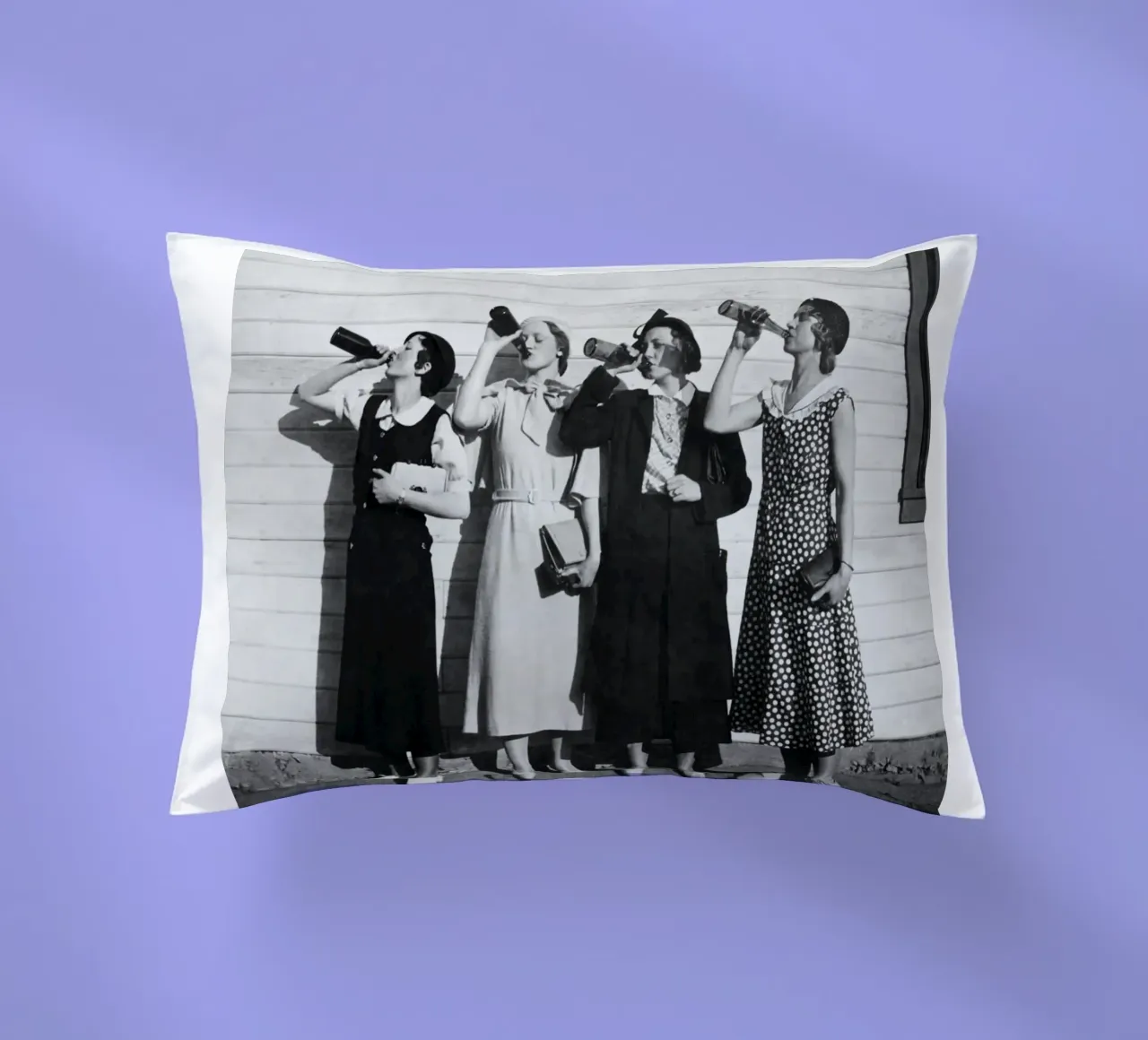 Ragazze Flapper che bevono nei ruggenti anni Venti cuscino da Black And White