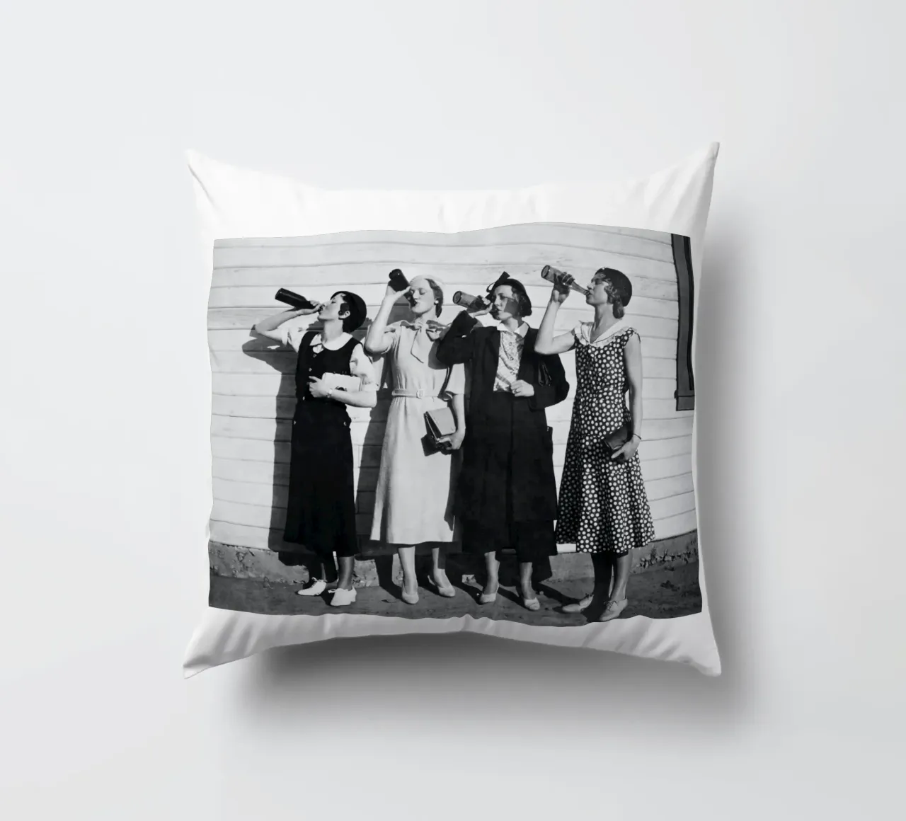 Ragazze Flapper che bevono nei ruggenti anni Venti cuscino da Black And White