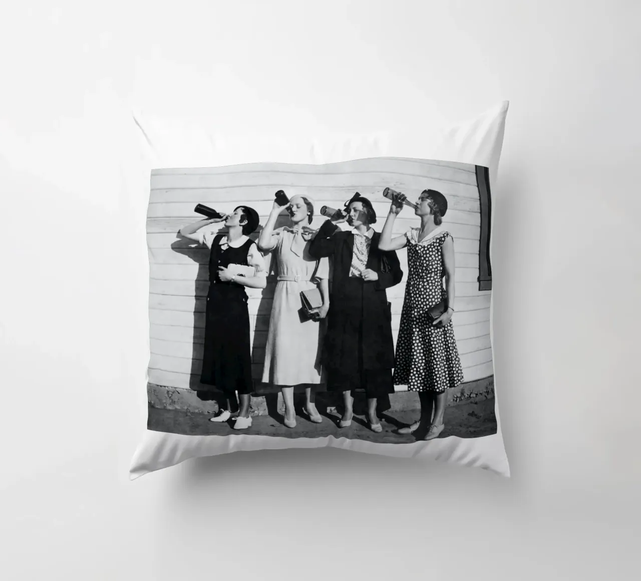 Ragazze Flapper che bevono nei ruggenti anni Venti cuscino da Black And White