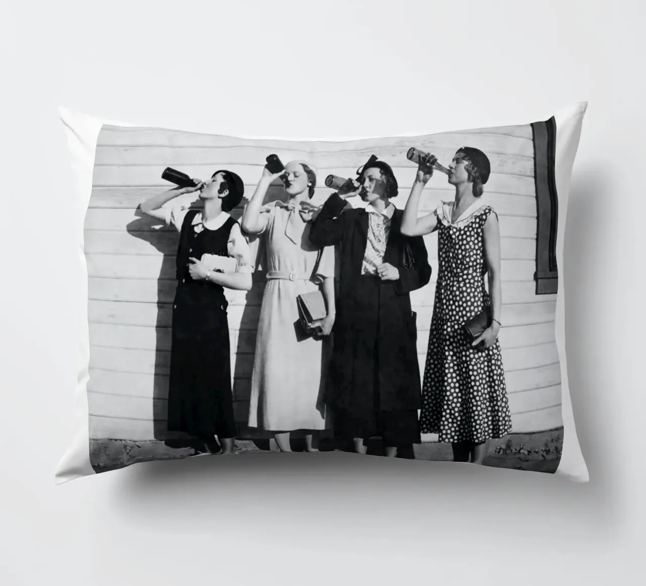 Ragazze Flapper che bevono nei ruggenti anni Venti cuscino da Black And White