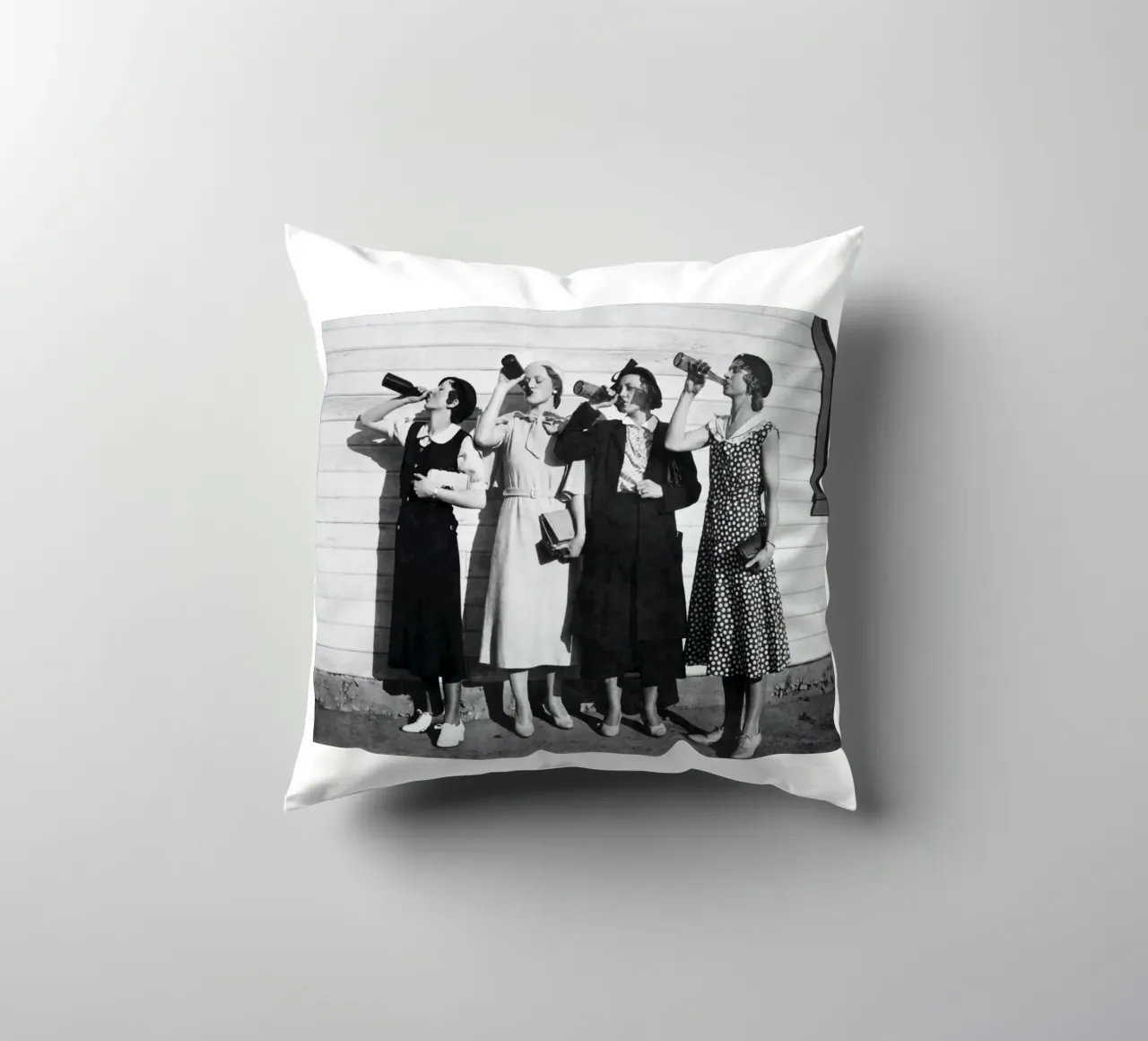 Ragazze Flapper che bevono nei ruggenti anni Venti cuscino da Black And White