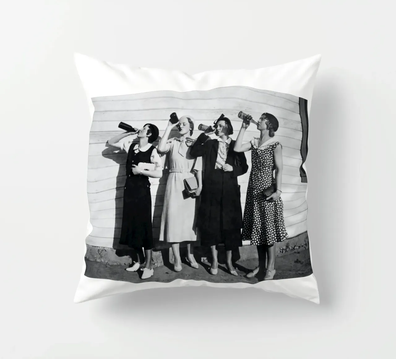 Ragazze Flapper che bevono nei ruggenti anni Venti cuscino da Black And White
