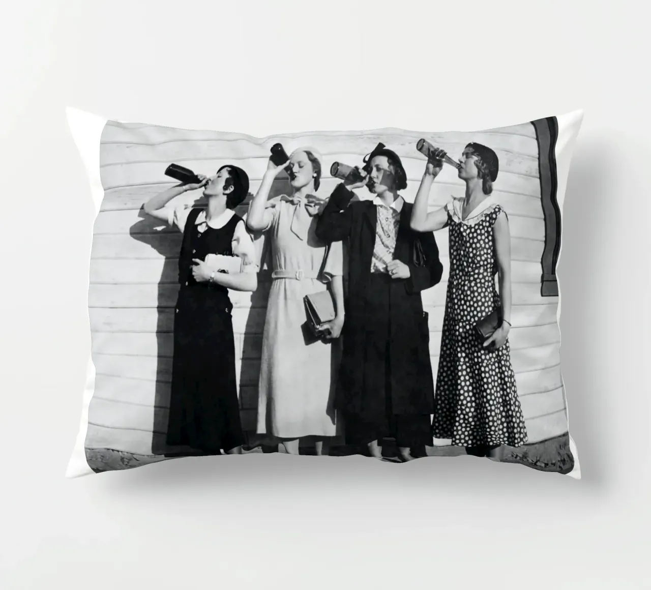 Ragazze Flapper che bevono nei ruggenti anni Venti cuscino da Black And White