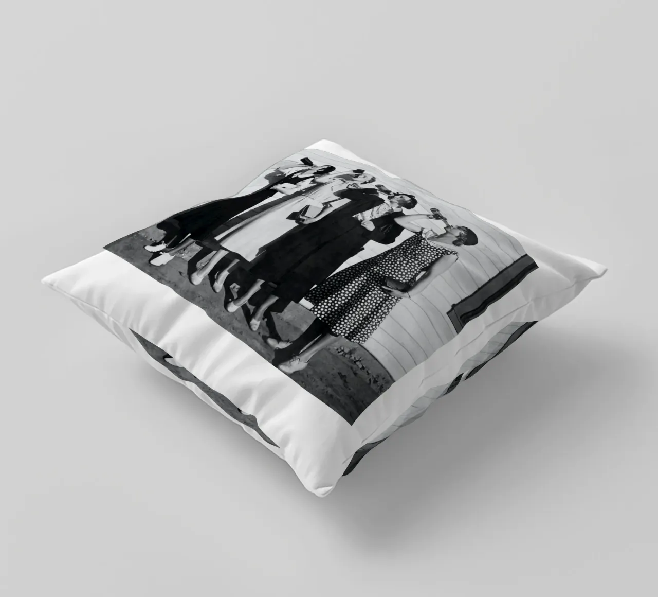 Ragazze Flapper che bevono nei ruggenti anni Venti cuscino da Black And White