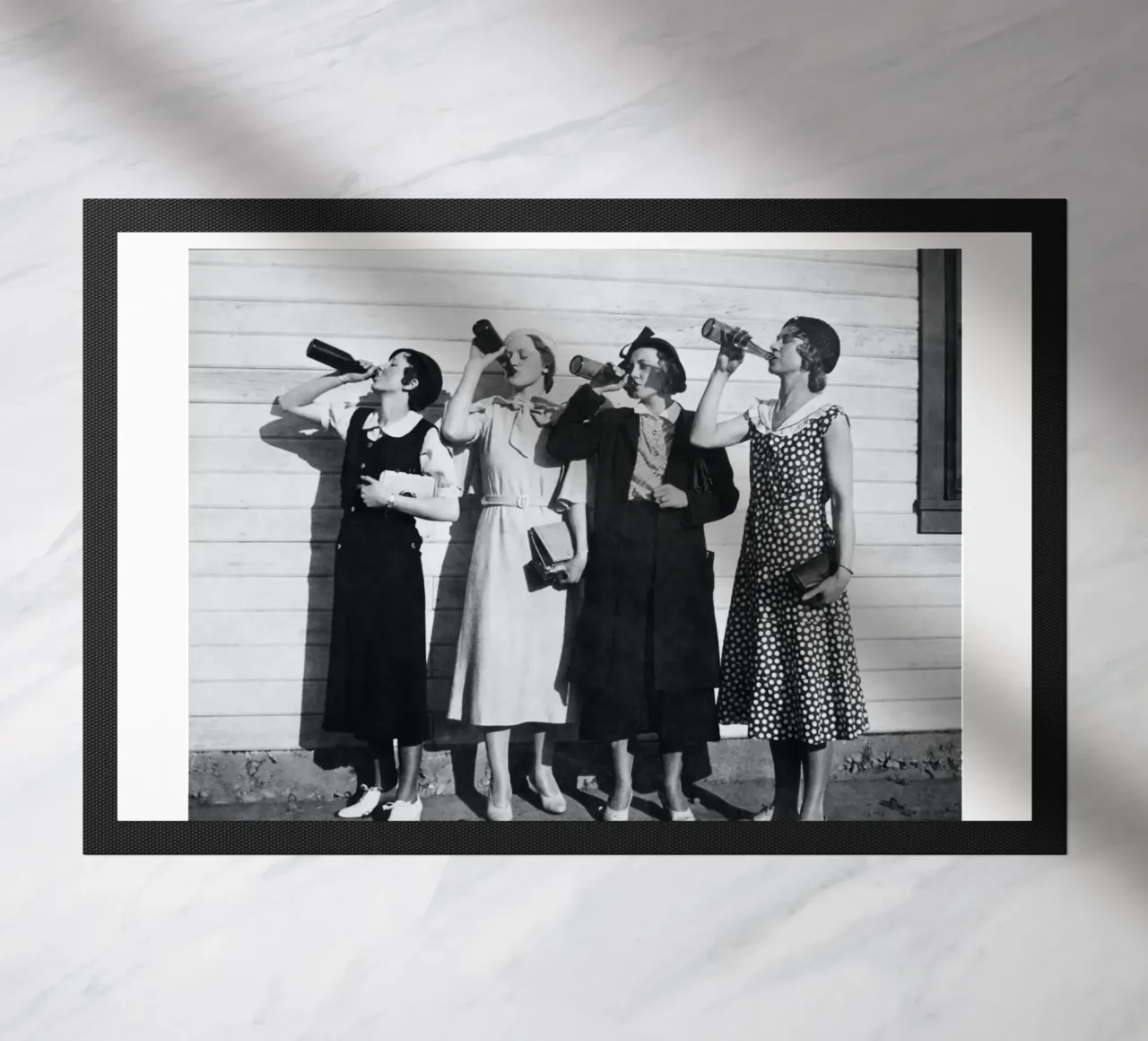 Ragazze Flapper che bevono nei ruggenti anni Venti zerbino da Black And White