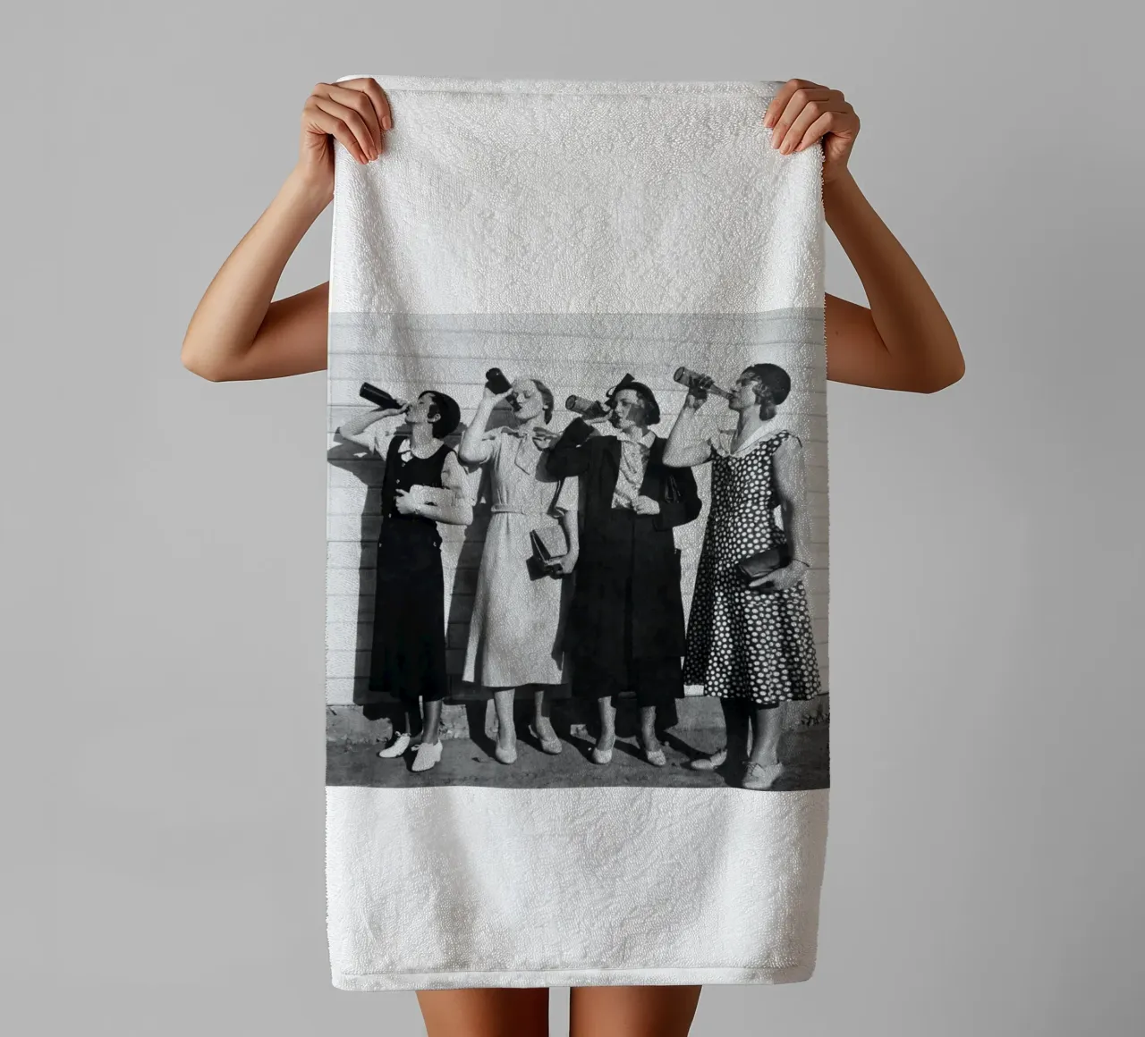 Ragazze Flapper che bevono nei ruggenti anni Venti asciugamano da bagno da Black And White
