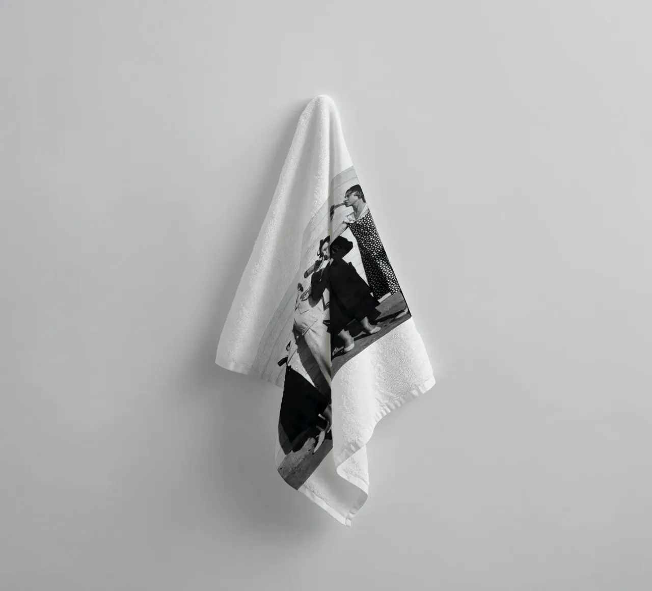 Ragazze Flapper che bevono nei ruggenti anni Venti asciugamano da bagno da Black And White