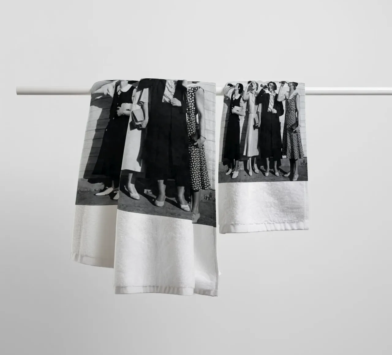 Ragazze Flapper che bevono nei ruggenti anni Venti asciugamano da bagno da Black And White