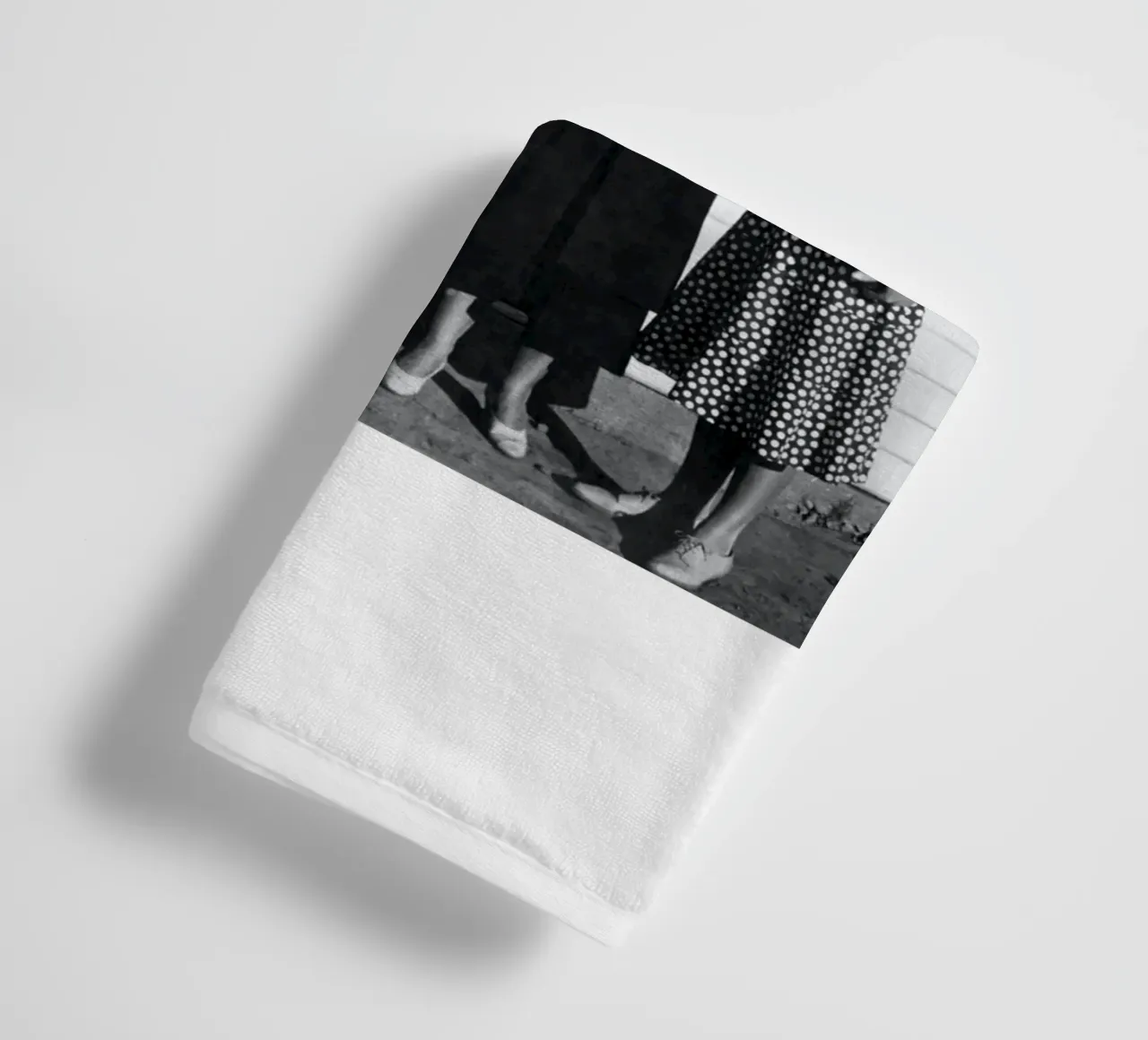Ragazze Flapper che bevono nei ruggenti anni Venti asciugamano da bagno da Black And White