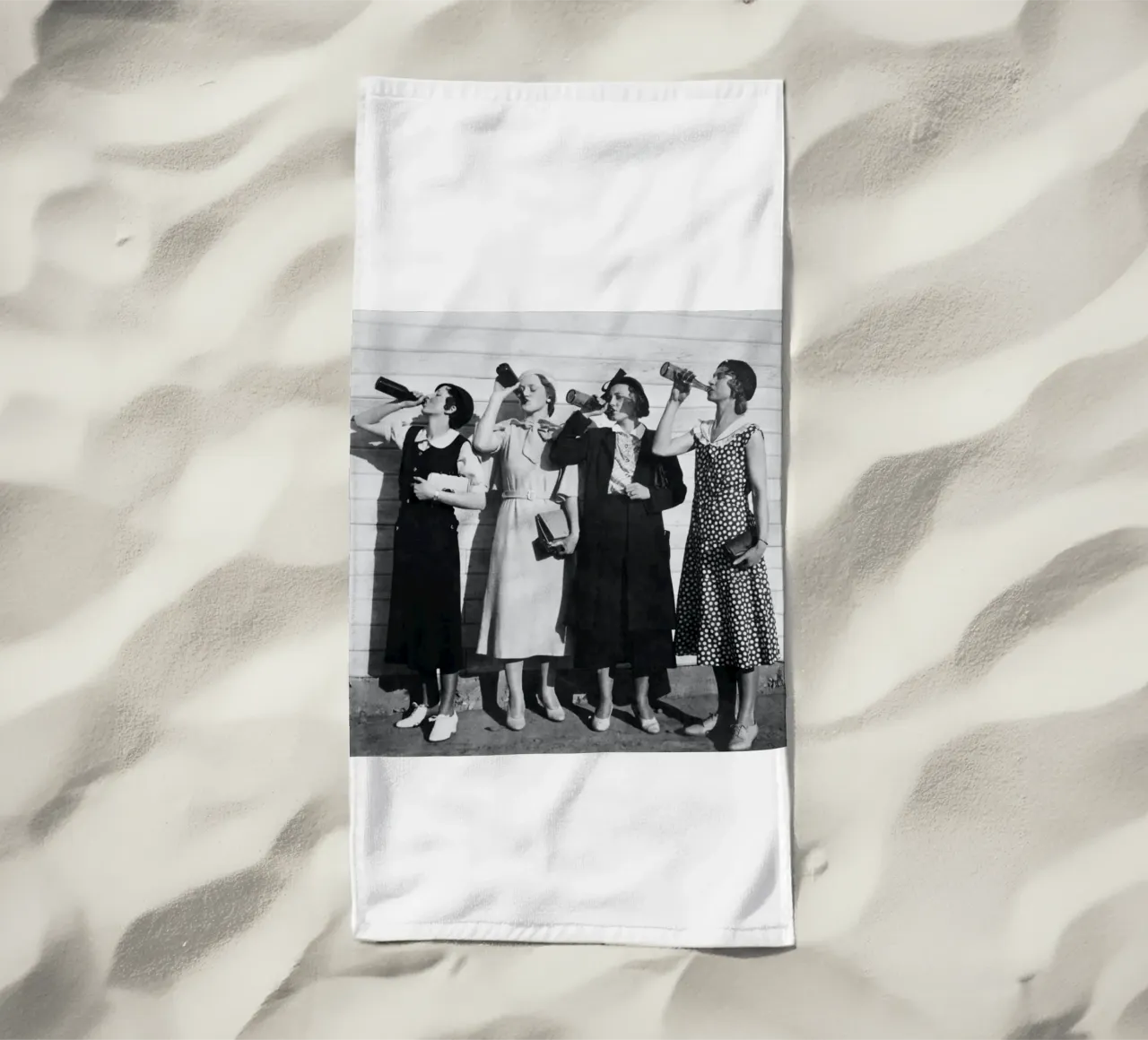 Ragazze Flapper che bevono nei ruggenti anni Venti telo mare da Black And White
