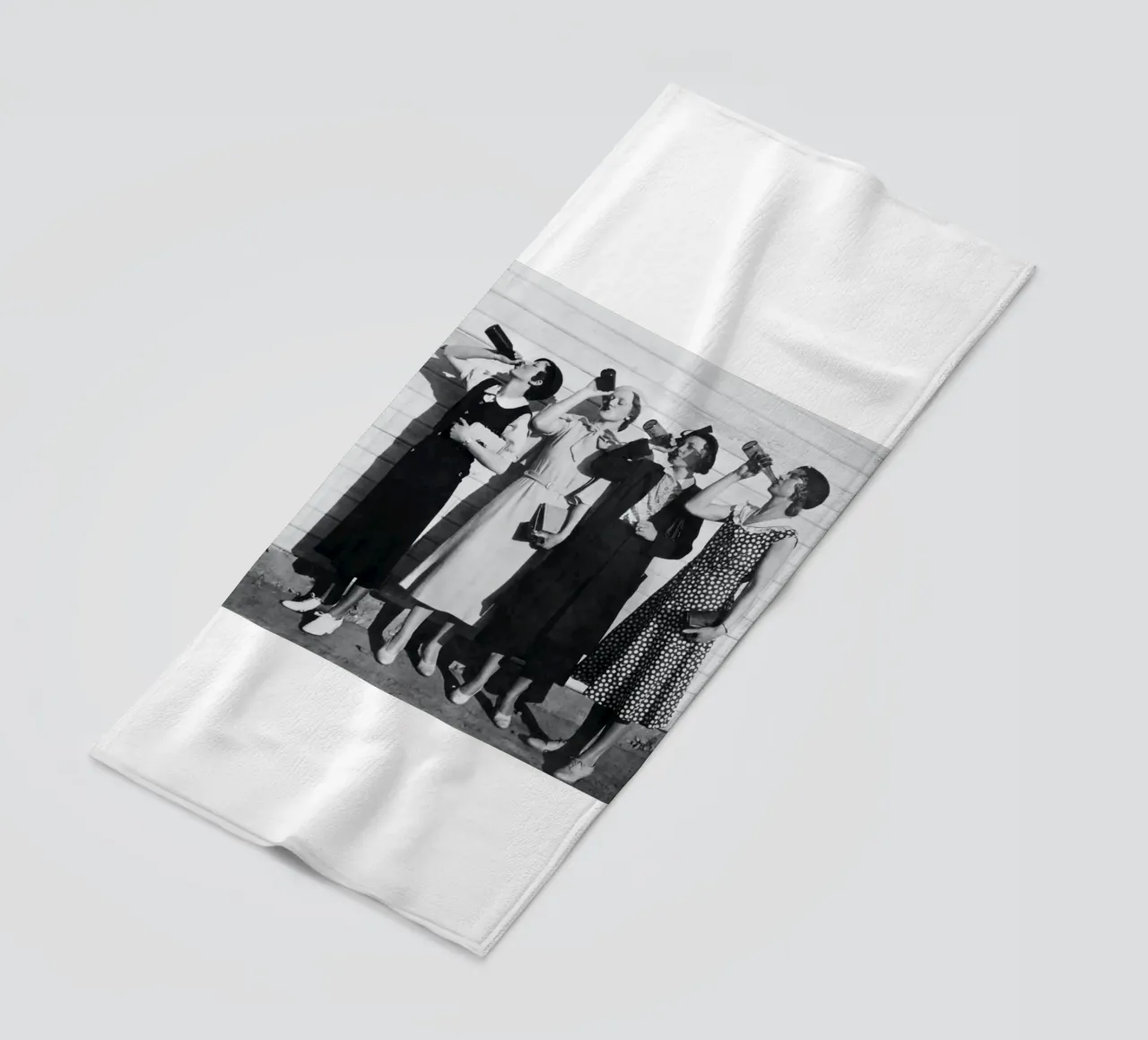 Ragazze Flapper che bevono nei ruggenti anni Venti telo mare da Black And White
