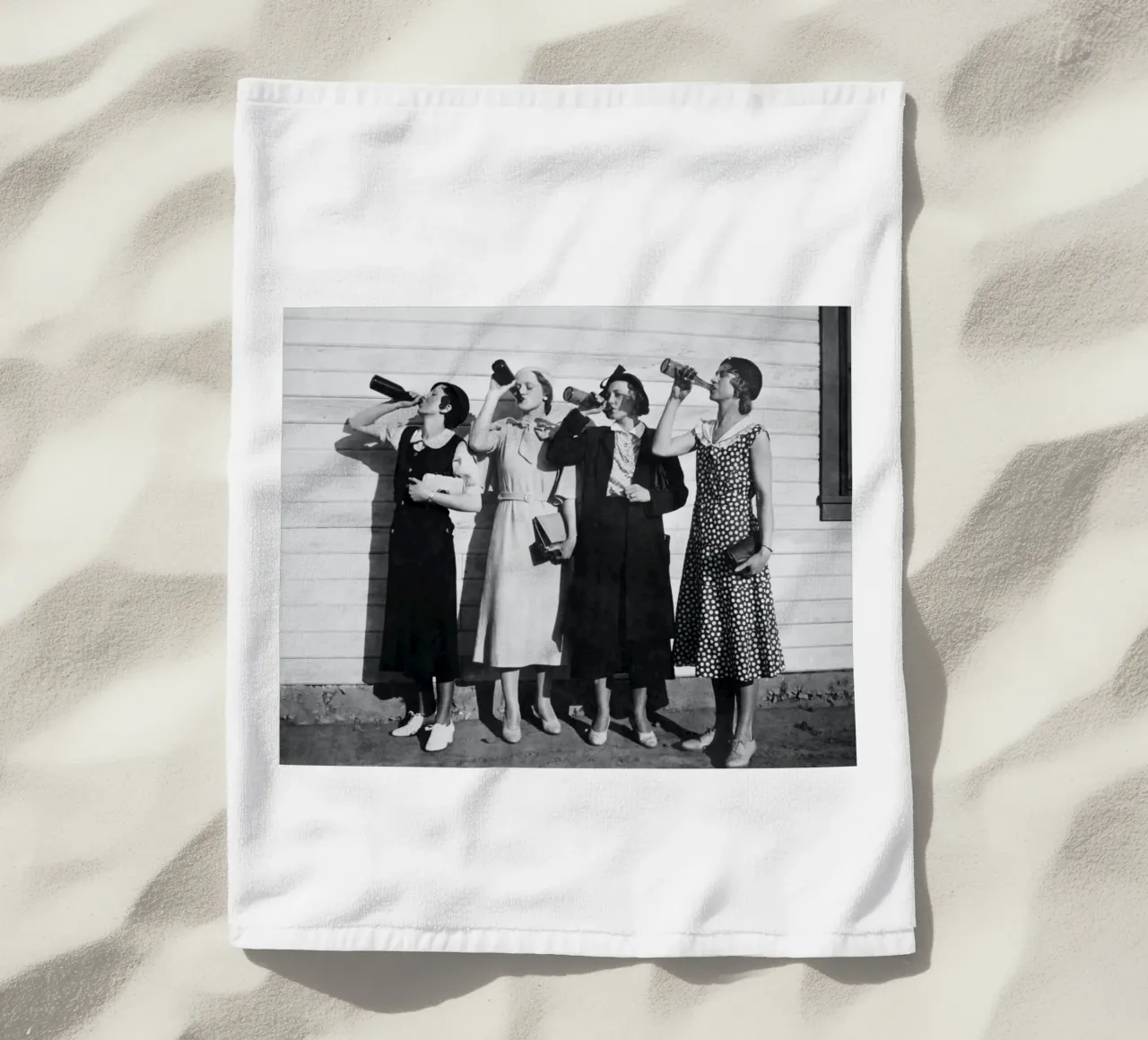 Ragazze Flapper che bevono nei ruggenti anni Venti telo mare da Black And White