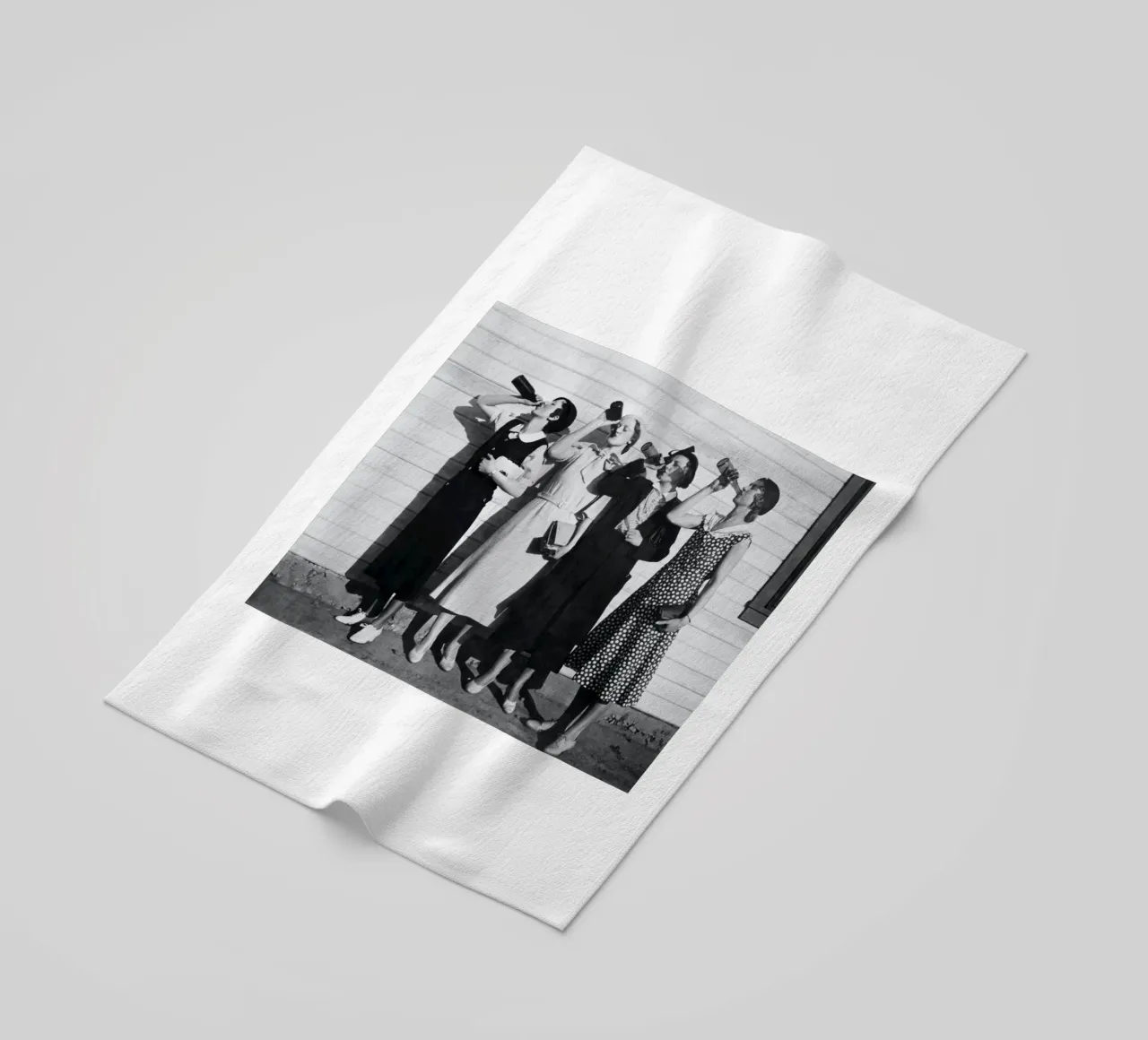 Ragazze Flapper che bevono nei ruggenti anni Venti telo mare da Black And White