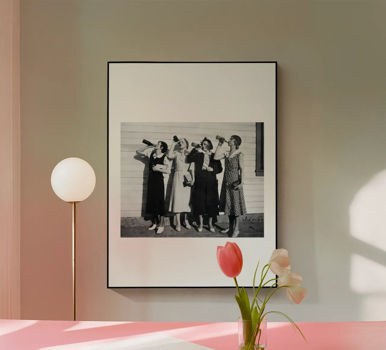 Ragazze Flapper che bevono nei ruggenti anni Venti plexiglass da Black And White