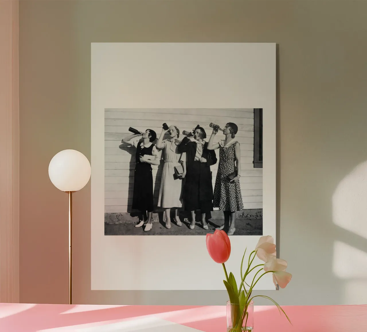 Ragazze Flapper che bevono nei ruggenti anni Venti plexiglass da Black And White